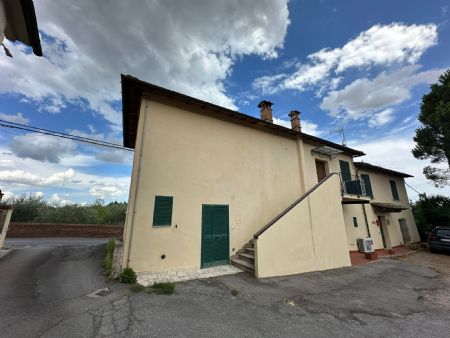 Vendita Villa SIENA – A soli 1,5 km da Porta Tufi. Vendesi, fabbricato indipendente di circa 170 mq, disposto su...